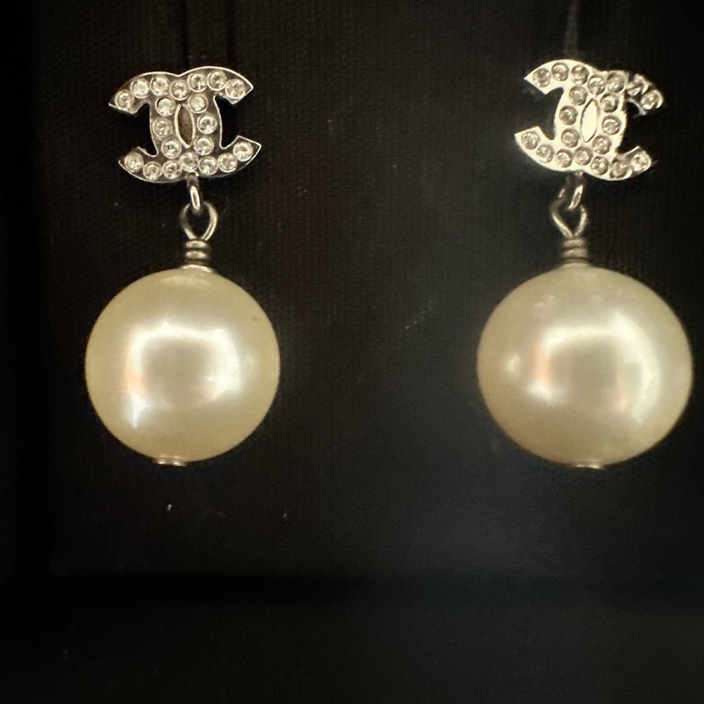 CHANEL Silver and White Pearl Earrings - Picture 5 of 6